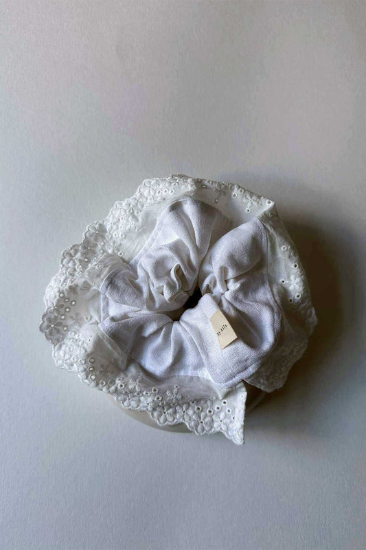 Scrunchie White Flowers